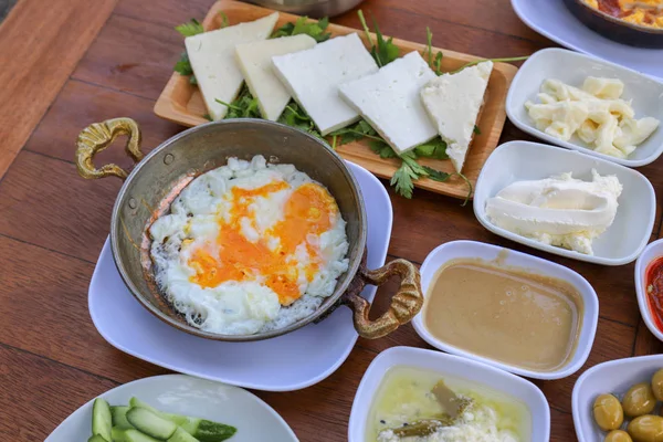 Geleneksel Türk Kahvaltı Kahvaltı Masası — Stok fotoğraf