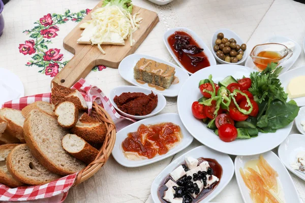 Geleneksel Türk kahvaltı ve kahvaltı masası