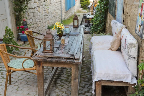 Masa ve sandalyeler kafe ve restoranlarda, dışında