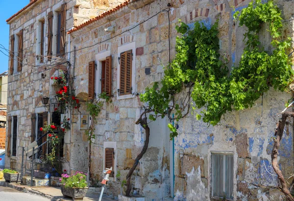 Eski evler tarihi Alaçatı kent görünümünde. Alaçatı Türkiye'de popüler turistik yer.