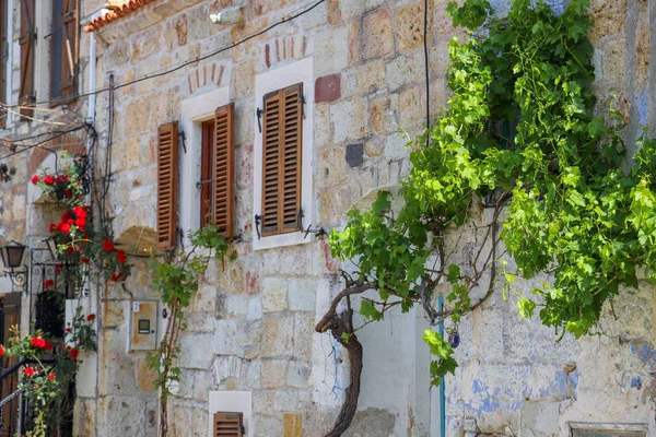 Eski evler tarihi Alaçatı kent görünümünde. Alaçatı Türkiye'de popüler turistik yer.