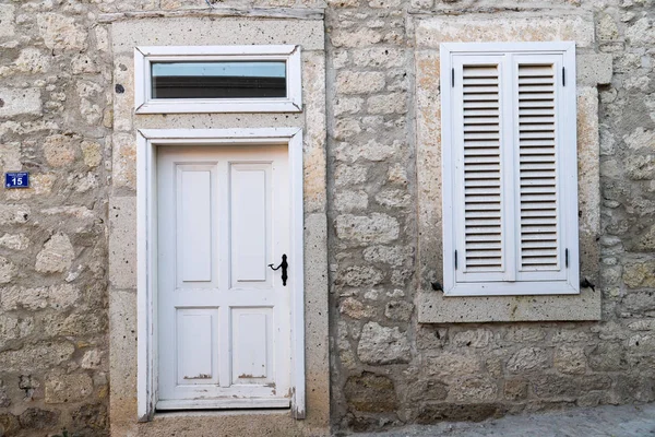 Παλιές Πόρτες Και Παράθυρα — Φωτογραφία Αρχείου