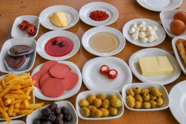 Geleneksel Türk kahvaltı ve Türk çayı