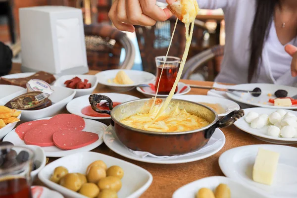 伝統的なトルコ式の朝食 トルコの紅茶 — ストック写真