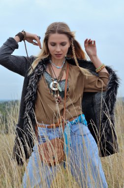 Bir hippi giyinmiş bir modeldir