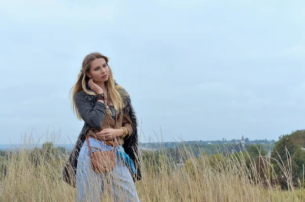 Fashion model dressed as a hippie — Stock Photo, Image