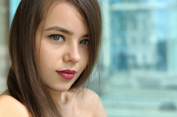 Close-up portret van een mooi meisje — Stockfoto