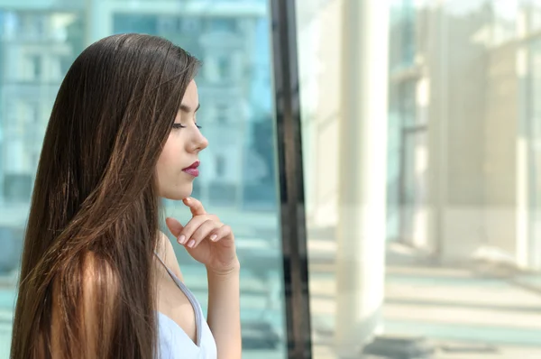 Chica se volvió de perfil y el pensamiento — Foto de Stock