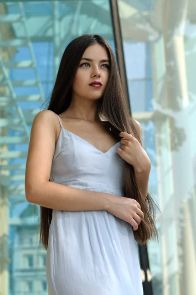 Lány séta az utcán sundress. — Stock Fotó