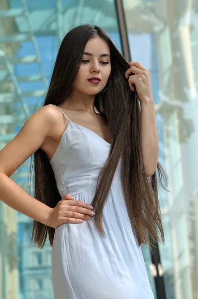 Meisje in sundress lopen op de straat. — Stockfoto