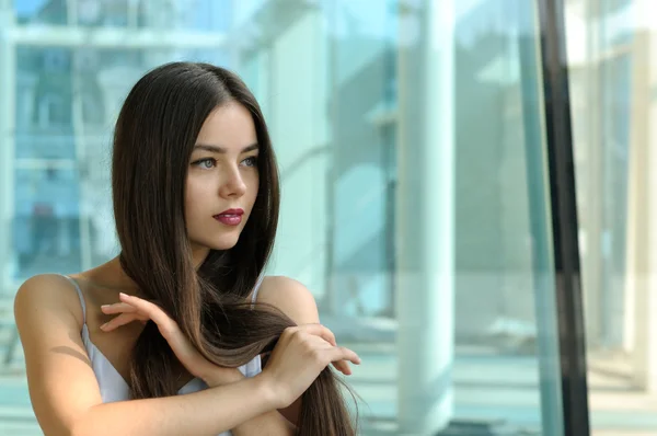 Belle fille jouant avec ses cheveux — Photo