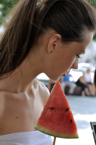 Krásná dívka si užívat života s meloun — Stock fotografie