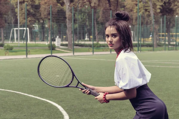 Chica jugando tenis en la cancha verde — Foto de Stock