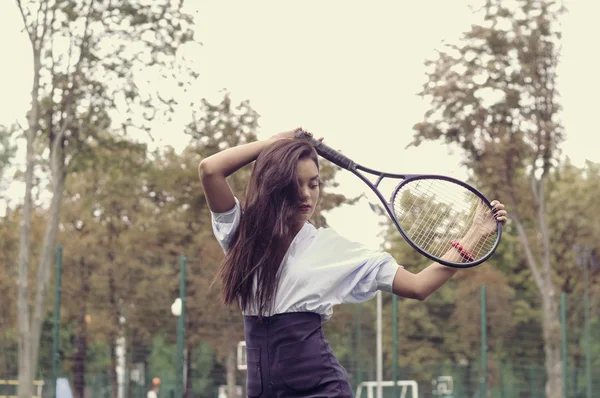 Chica jugando tenis en la cancha verde — Foto de Stock