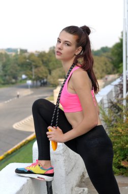 Kız bacak germe ve ipi tutan yok