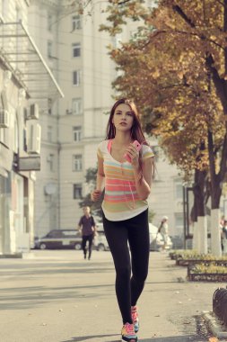 Kız sabah çalıştırmak.