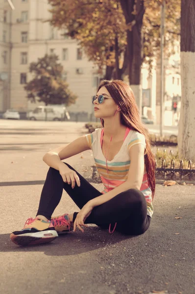 ジョギングの後、歩道に座っている女の子. — ストック写真