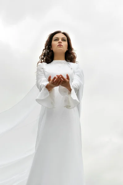 Girl stands on a hill protyashivaya hands to the camera — Stock Photo, Image