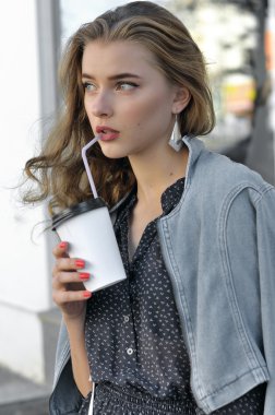 Güzel kız dışında bir kağıt bardak içecek içme