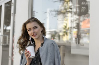 Güzel kız içki içecek 