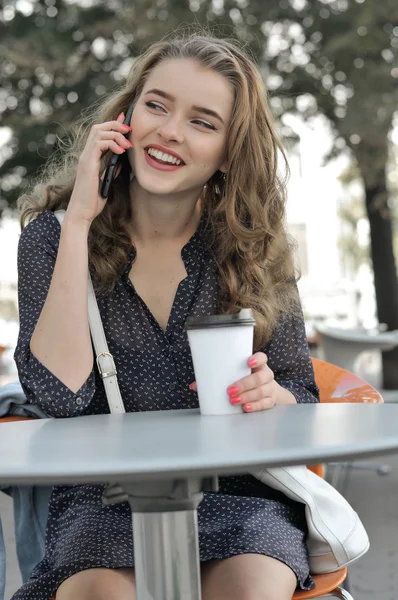 Menina bonita com cabelos longos falando em um telefone celular — Fotografia de Stock