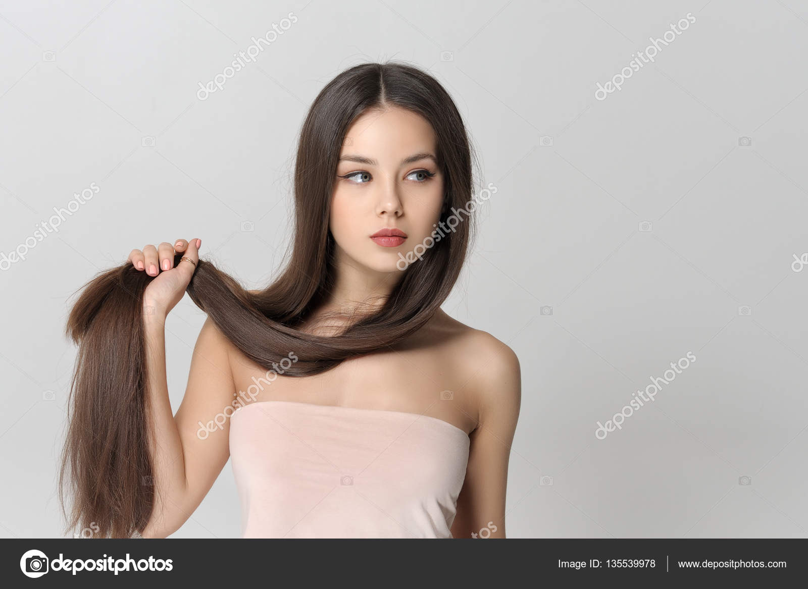 Cabelo comprido lindo com rabo de cavalo, closeup, cabelo feminino