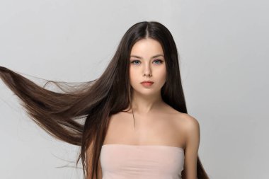 Uzun saçları rüzgarda çırpınan