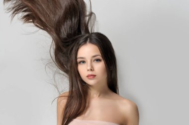 Uzun kahverengi saçlı yukarı