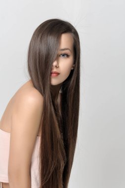 Kız onun yüz saç kaplı