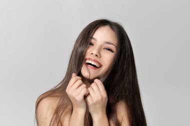 Gülen kadın yüzünü saçlı kapsar