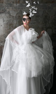 Kafasını dışarı kelebekler ile gelinin şapka