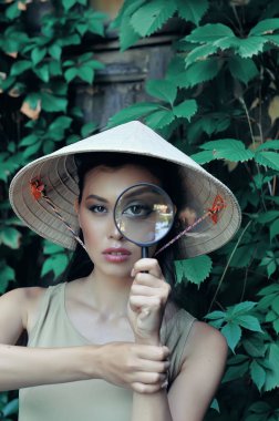 Büyüteç büyütme ile kız 