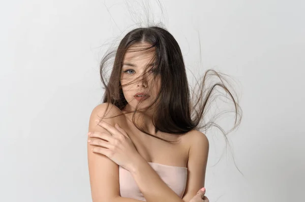 Långt hår fladdrar i vinden — Stockfoto