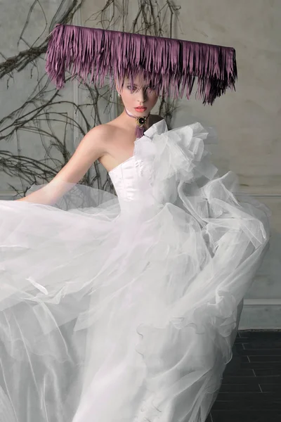 Bride's dress fluttering in the wind — Stock Photo, Image