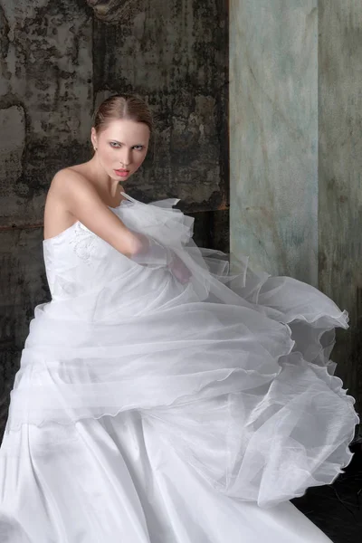 Sposa indossava un abito lungo bianco — Foto Stock