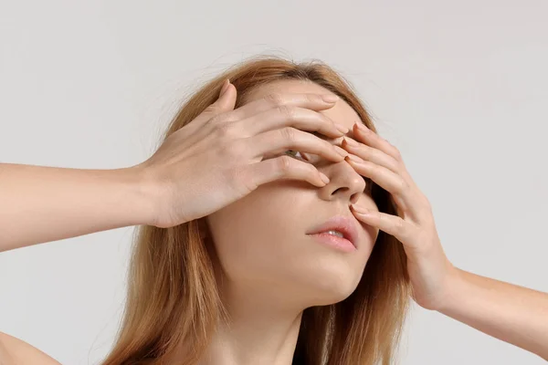 Primer plano de hermosas manos femeninas — Foto de Stock