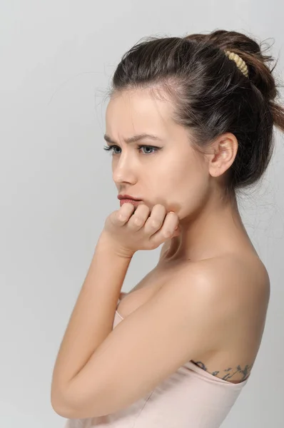 Girl looks thoughtfully. She has a clean well-groomed skin — Stock Photo, Image