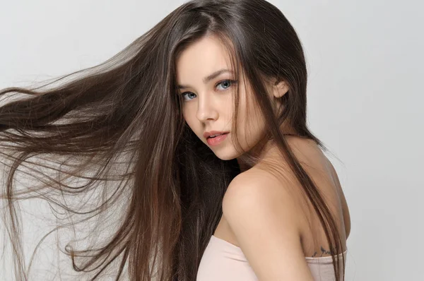 Håret på den flicka fladdra i vinden — Stockfoto