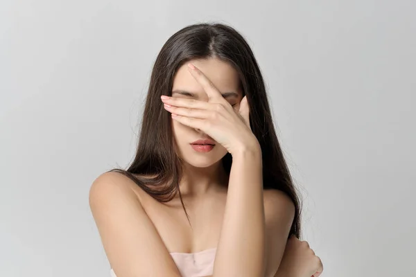 Girl covers her eyes with her hand — Stock Photo, Image