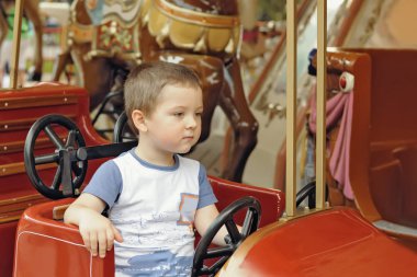 Çocuk parkta sürmek arabayla gider