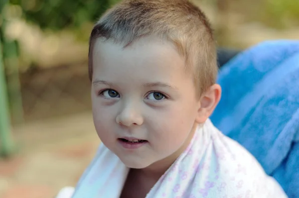 Primo piano ritratto di un ragazzo avvolto in un asciugamano — Foto Stock