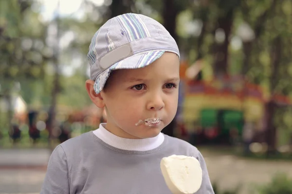 Menino comendo sorvete no parque — Fotografia de Stock