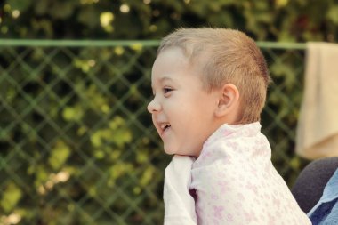 Bir yüzme gülüyor sonra neşeli küçük çocuk