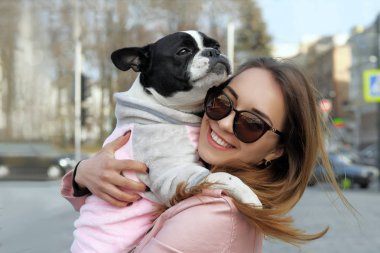 Kız onu evde beslenen hayvan onu onun kollarında tutarken sarılma