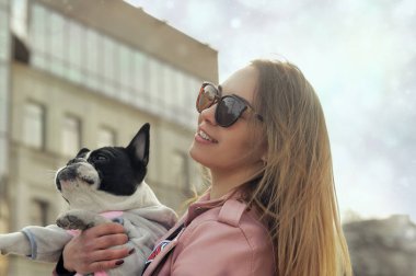 Onun kollarında köpeğini tutan bir kız portresi