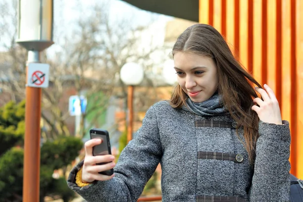 Κορίτσι κάνει selfie στο τηλέφωνό της — Φωτογραφία Αρχείου