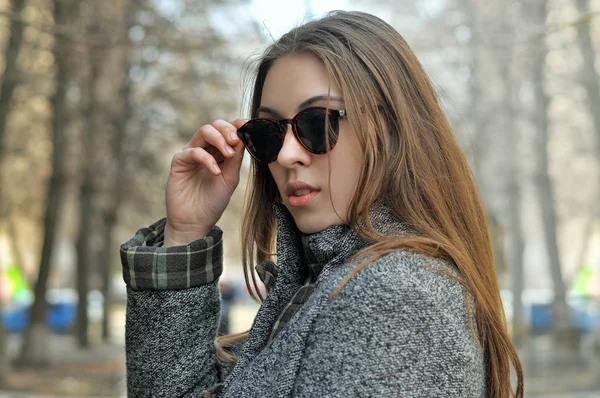 Meisje draaide en haar zonnebril aangepast — Stockfoto