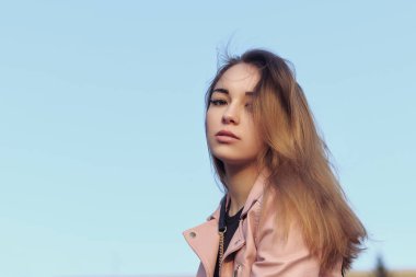 Bir çekici şehvetli kız mavi gökyüzü karşı Güzellik Portresi