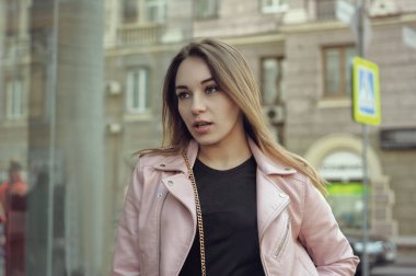 Cam vitrin üzerinde poz güzel kız