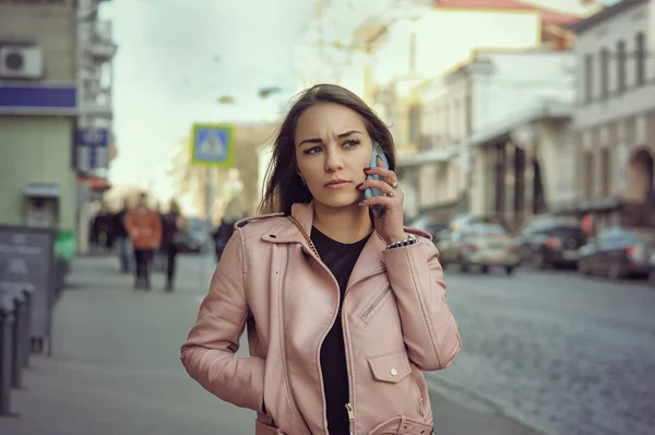 Attraktives Mädchen, das auf dem Gehweg telefoniert — Stockfoto